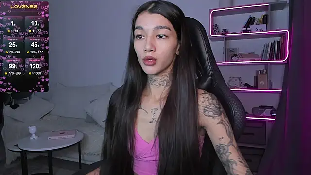 Snapshot of vinkitinkii chatting on 12.29.24 vinkitinkii online show from 12.29.24