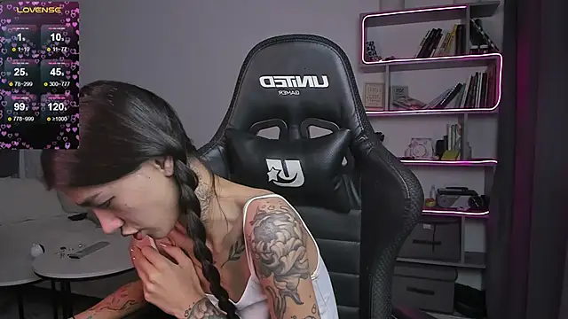 Snapshot of vinkitinkii chatting on 01.13.25 vinkitinkii online show from 01.13.25