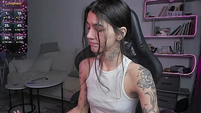 Snapshot of vinkitinkii chatting on 02.18.25 vinkitinkii online show from 02.18.25