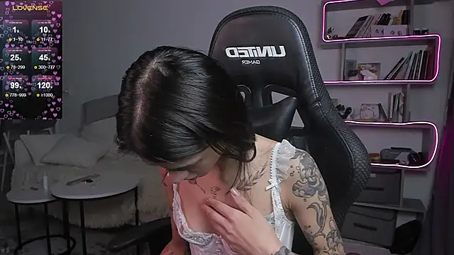 Snapshot of vinkitinkii chatting on 02.21.25 vinkitinkii online show from 02.21.25