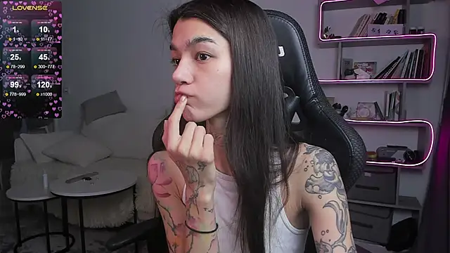 Snapshot of vinkitinkii chatting on 02.22.25 vinkitinkii online show from 02.22.25