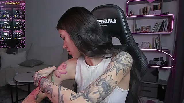 Snapshot of vinkitinkii chatting on 02.27.25 vinkitinkii online show from 02.27.25