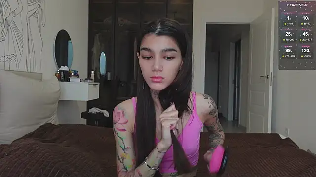 Snapshot of vinkitinkii chatting on 10.25.25 vinkitinkii online show from 10.25.25