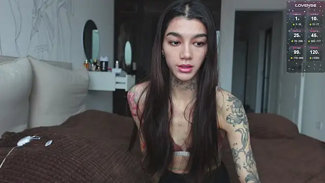 Snapshot of vinkitinkii chatting on 10.27.25 vinkitinkii online show from 10.27.25