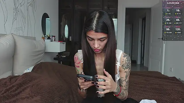 Snapshot of vinkitinkii chatting on 10.30.25 vinkitinkii online show from 10.30.25