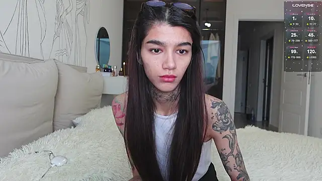 Snapshot of vinkitinkii chatting on 11.17.25 vinkitinkii online show from 11.17.25