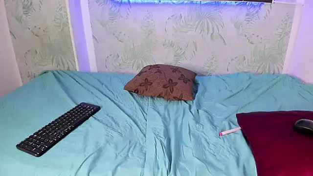 yungelitamor  online show from 03.23.25