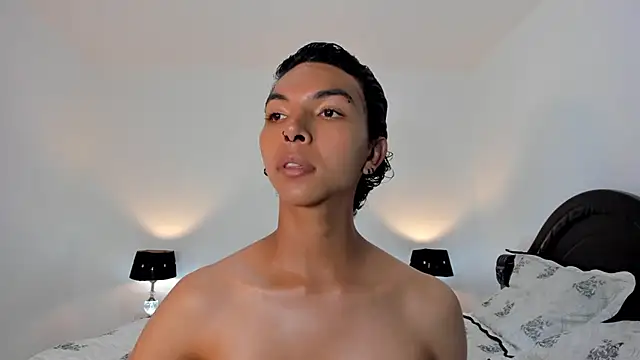 Snapshot of xhenisa_ chatting on 01.12.25 xhenisa online show from 01.12.25