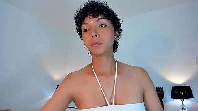 Snapshot of xhenisa_ chatting on 02.28.25 xhenisa online show from 02.28.25