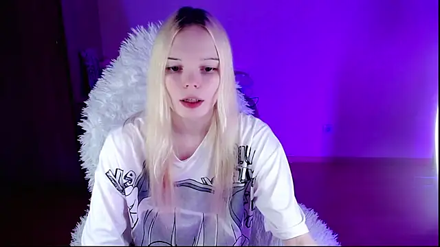 Snapshot of Emily_Nyaffee chatting on 01.28.25 Emily Nyaffee online show from 01.28.25