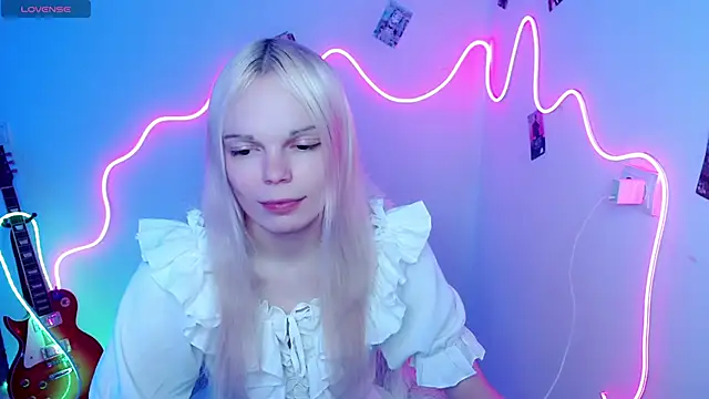 Snapshot of Emily_Nyaffee chatting on 10.27.25 Emily Nyaffee online show from 10.27.25