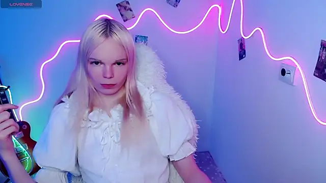 Snapshot of Emily_Nyaffee chatting on 10.28.25 Emily Nyaffee online show from 10.28.25