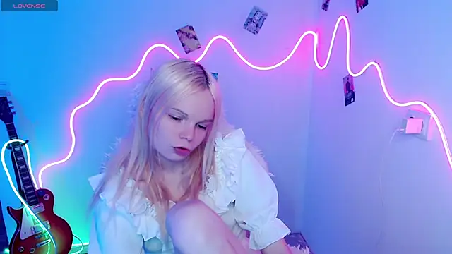 Snapshot of Emily_Nyaffee chatting on 10.30.25 Emily Nyaffee online show from 10.30.25