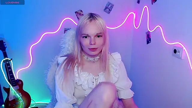 Snapshot of Emily_Nyaffee chatting on 10.31.25 Emily Nyaffee online show from 10.31.25