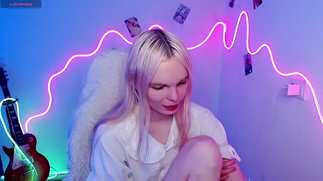 Snapshot of Emily_Nyaffee chatting on 11.05.25 Emily Nyaffee online show from 11.05.25