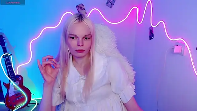 Snapshot of Emily_Nyaffee chatting on 11.06.25 Emily Nyaffee online show from 11.06.25