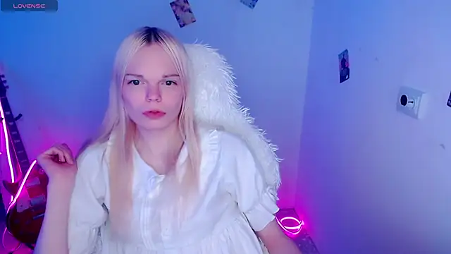 Snapshot of Emily_Nyaffee chatting on 11.22.25 Emily Nyaffee online show from 11.22.25