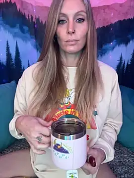 Snapshot of ItsDanniG chatting on 10.30.25 ItsDanniG online show from 10.30.25