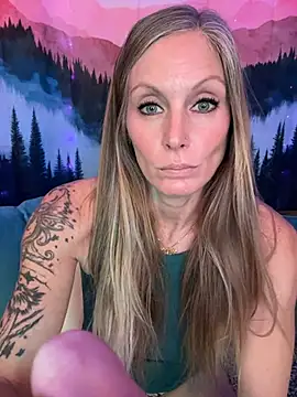 Snapshot of ItsDanniG chatting on 11.15.25 ItsDanniG online show from 11.15.25