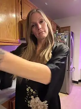 Snapshot of ItsDanniG chatting on 11.21.25 ItsDanniG online show from 11.21.25