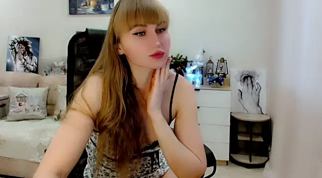Snapshot of EveLove33 chatting on 02.19.25 EveLove33 online show from 02.19.25