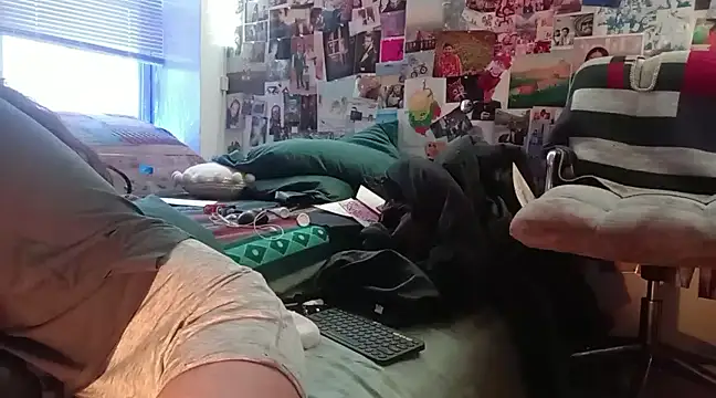 Snapshot of DownstairsSky chatting on 01.07.25 DownstairsSky online show from 01.07.25