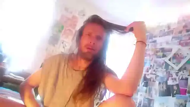 Snapshot of DownstairsSky chatting on 01.08.25 DownstairsSky online show from 01.08.25