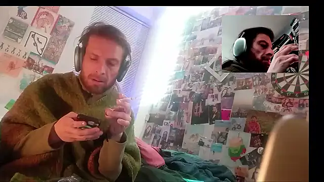 Snapshot of DownstairsSky chatting on 01.11.25 DownstairsSky online show from 01.11.25