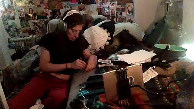 Snapshot of DownstairsSky chatting on 01.31.25 DownstairsSky online show from 01.31.25