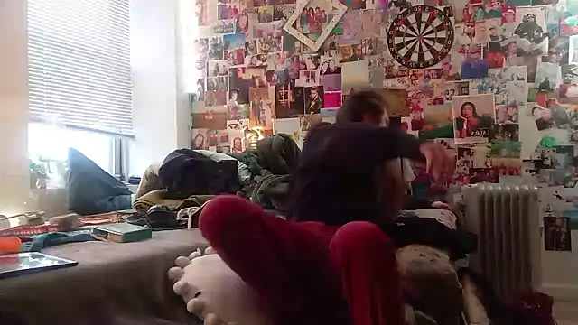 Snapshot of DownstairsSky chatting on 01.31.25 DownstairsSky online show from 01.31.25