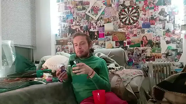 Snapshot of DownstairsSky chatting on 01.31.25 DownstairsSky online show from 01.31.25