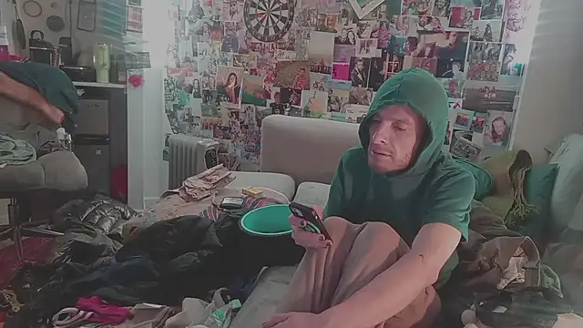 Snapshot of DownstairsSky chatting on 02.04.25 DownstairsSky online show from 02.04.25