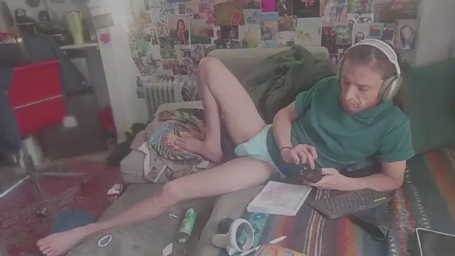 Snapshot of DownstairsSky chatting on 02.05.25 DownstairsSky online show from 02.05.25