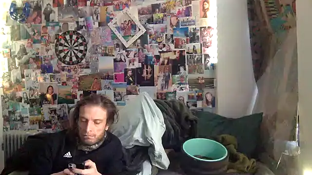 Snapshot of DownstairsSky chatting on 02.07.25 DownstairsSky online show from 02.07.25