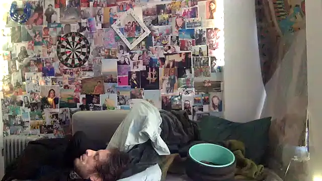 Snapshot of DownstairsSky chatting on 02.07.25 DownstairsSky online show from 02.07.25