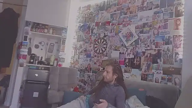 Snapshot of DownstairsSky chatting on 03.01.25 DownstairsSky online show from 03.01.25