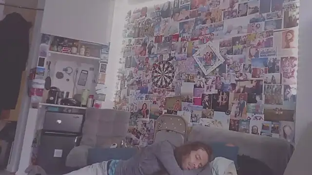 Snapshot of DownstairsSky chatting on 03.01.25 DownstairsSky online show from 03.01.25