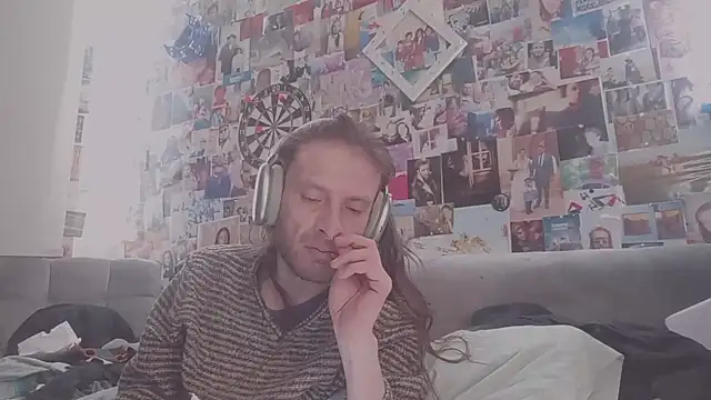 Snapshot of DownstairsSky chatting on 03.03.25 DownstairsSky online show from 03.03.25