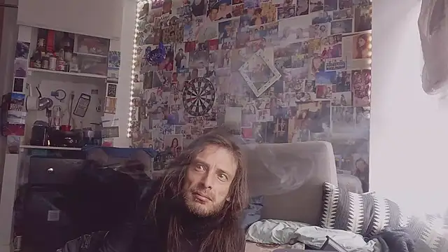 Snapshot of DownstairsSky chatting on 03.06.25 DownstairsSky online show from 03.06.25