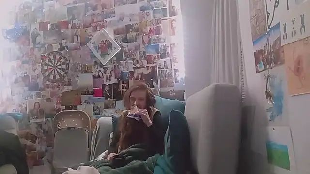 Snapshot of DownstairsSky chatting on 03.07.25 DownstairsSky online show from 03.07.25