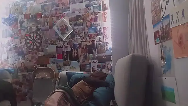 Snapshot of DownstairsSky chatting on 03.07.25 DownstairsSky online show from 03.07.25