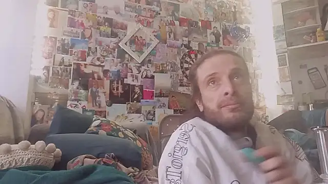 Snapshot of DownstairsSky chatting on 03.10.25 DownstairsSky online show from 03.10.25