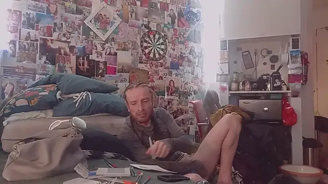 Snapshot of DownstairsSky chatting on 03.12.25 DownstairsSky online show from 03.12.25