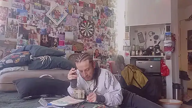 Snapshot of DownstairsSky chatting on 03.12.25 DownstairsSky online show from 03.12.25