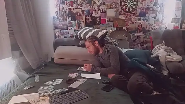 Snapshot of DownstairsSky chatting on 03.13.25 DownstairsSky online show from 03.13.25