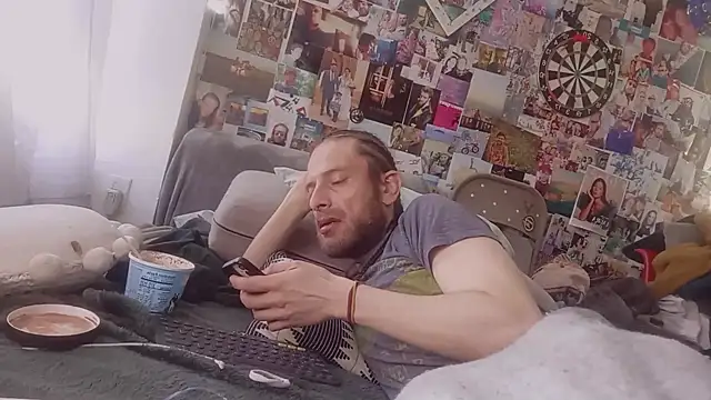 Snapshot of DownstairsSky chatting on 03.14.25 DownstairsSky online show from 03.14.25