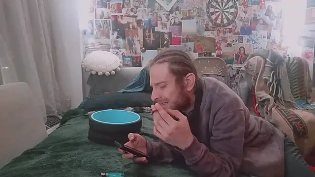 Snapshot of DownstairsSky chatting on 03.18.25 DownstairsSky online show from 03.18.25