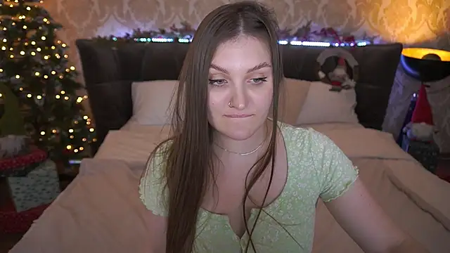 Snapshot of EmmyCharmm chatting on 12.23.24 EmmyCharmm online show from 12.23.24