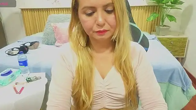 Snapshot of rose_meyer chatting on 12.15.25 rose meyer online show from 12.15.25