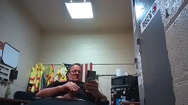 Snapshot of Cockrub1 chatting on 12.14.25 Cockrub1 online show from 12.14.25